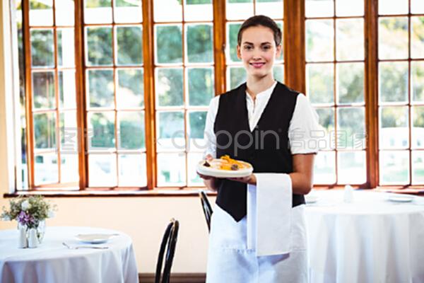 指尖上的藝術 餐飲服務中女服務員的多重角色
